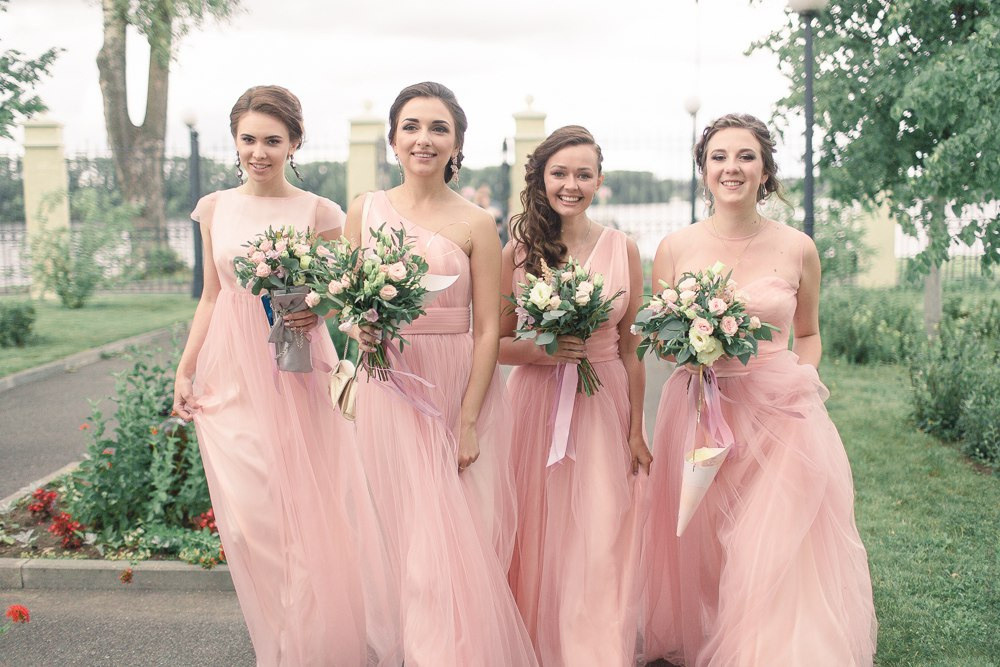 Молодожены идут по белоснежной дороге, усыпанной цветочными лепестками, на фоне роскошного дворца в Ярославле