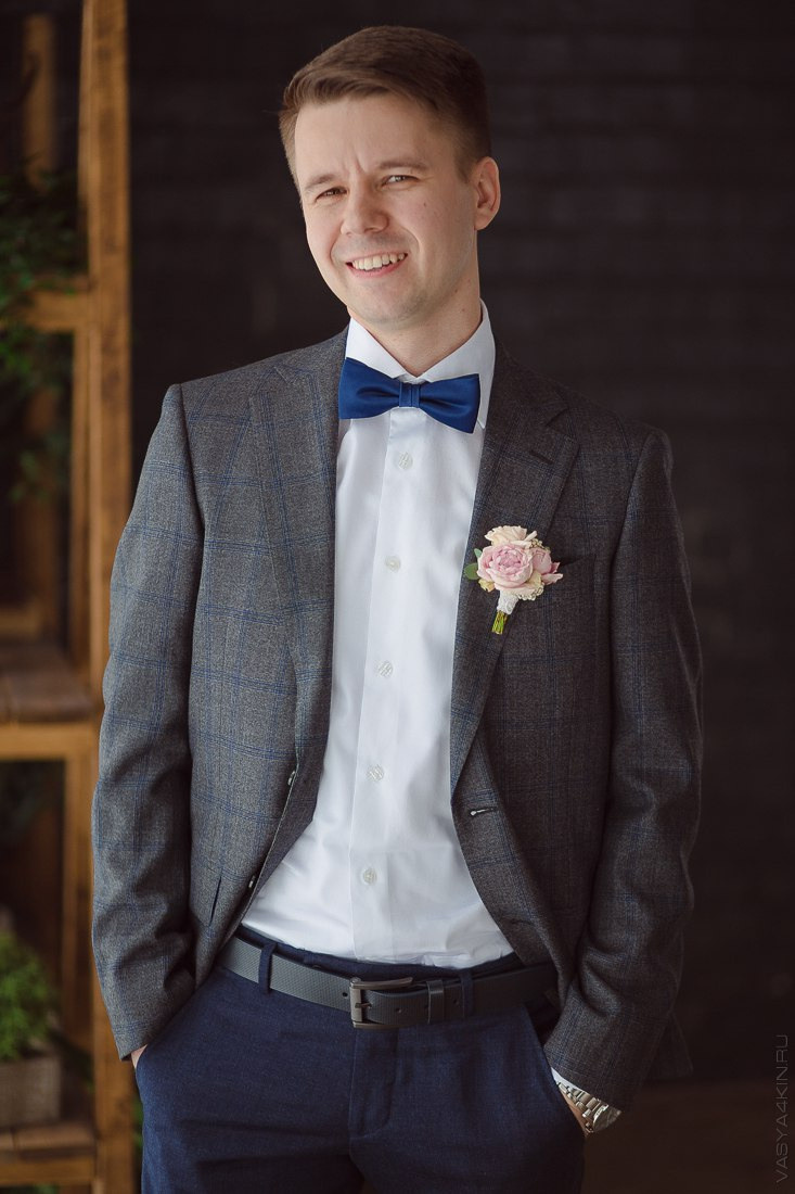 Свадебная фотография семьи молодой, включая родителей и детей