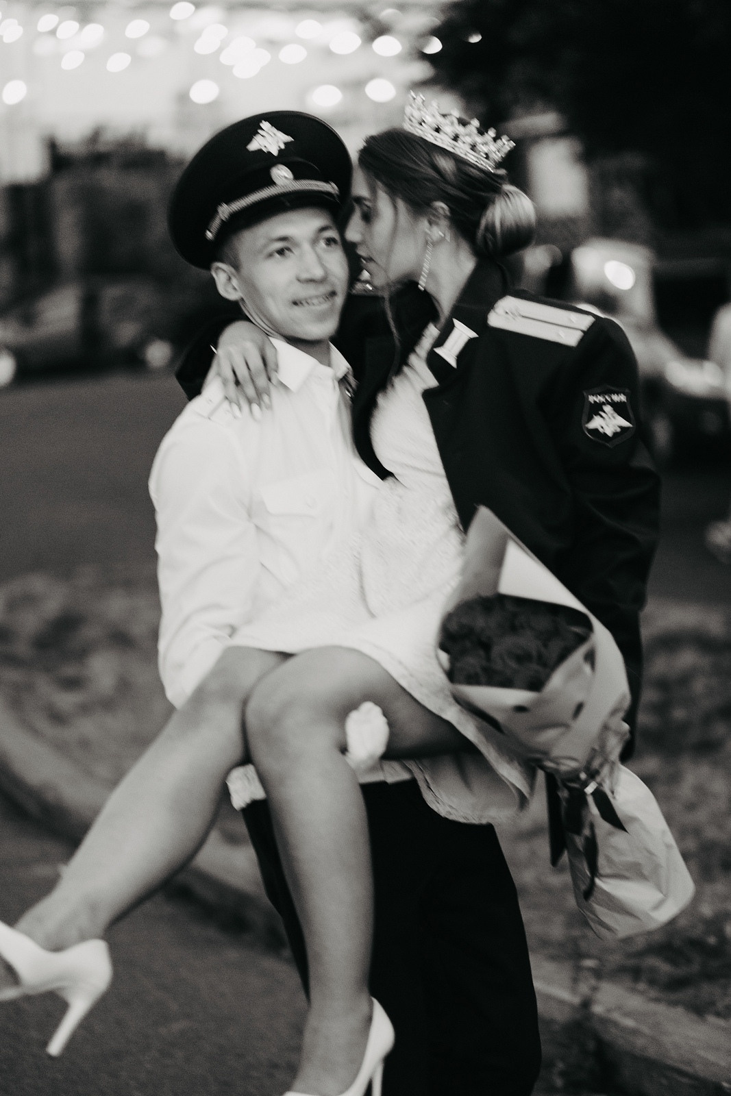  Влюбленные в свадебном платье и форме на фоне старинного Ярославля  