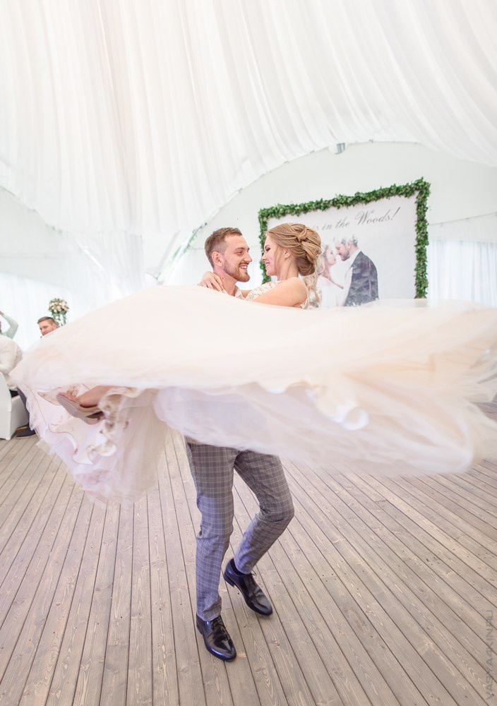 Новобрачные просыпаются на белоснежной постели, окруженные цветочными композициями, смотрящими на них, словно они будут трепетать от любопытства