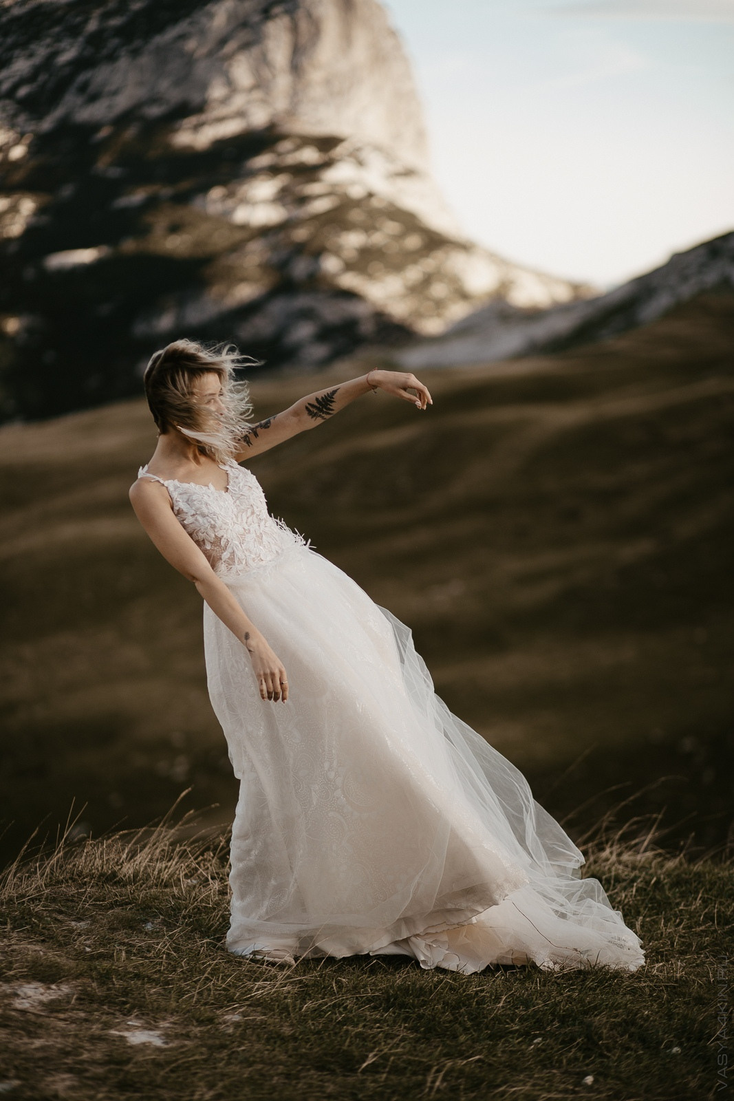 Молодозены на фоне закатного неба