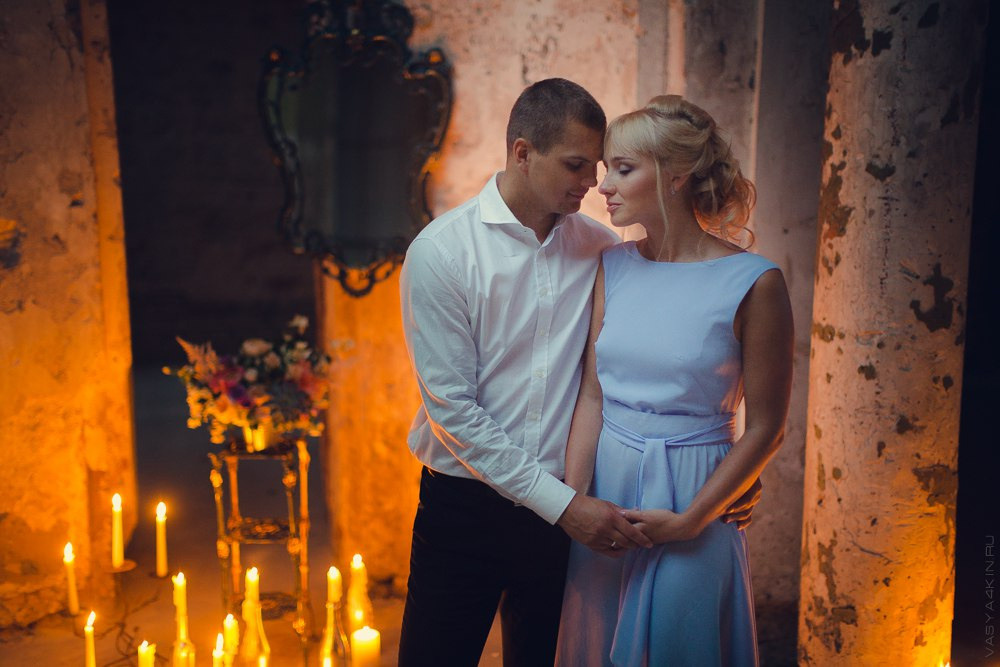 Невеста, стоящая перед зеркалом, окруженная своими подругами, подготовленными к церемонии, которые раскрашивают ее цветами и улыбками