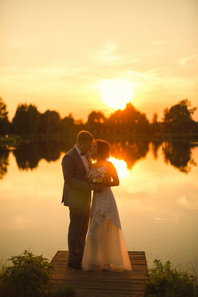 Руки, сплетенные вместе, говорят о том, что эта пара будет сильной и стойкой вместе на этой замечательной свадебной фотографии