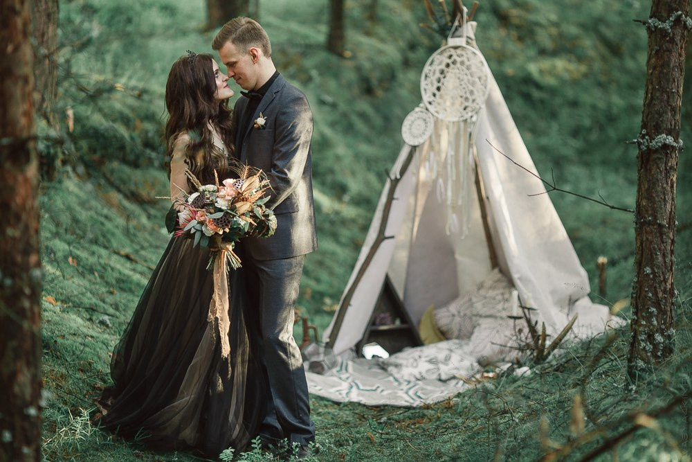 Завораживающая фотография молодых, стоящих на фоне дымной обстановки, напоминающей облоко ощущений и эмоций