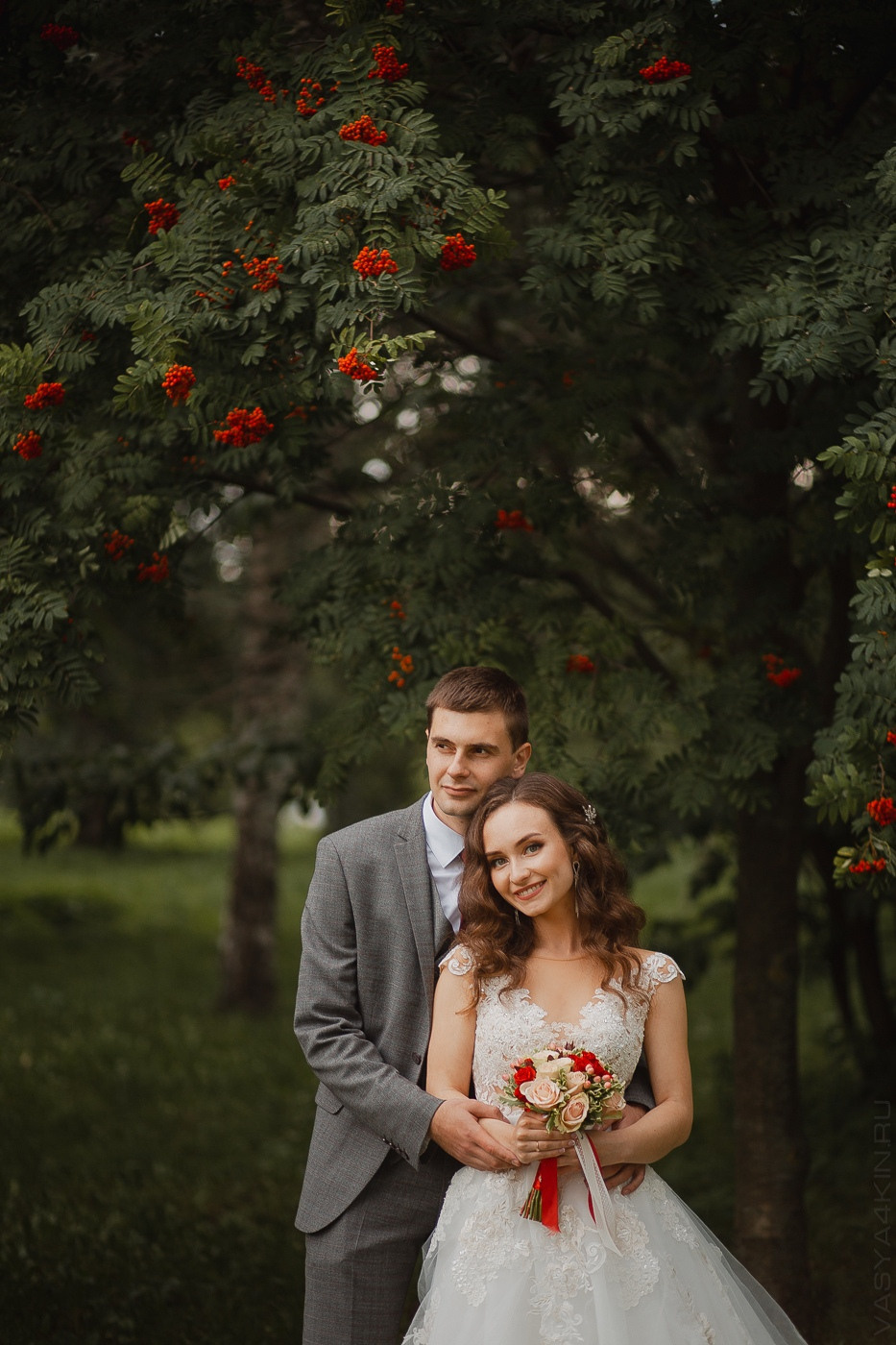 Невеста смотрит на своего жениха с таким блеском в глазах, что словно весь мир оживает на этой фотографии