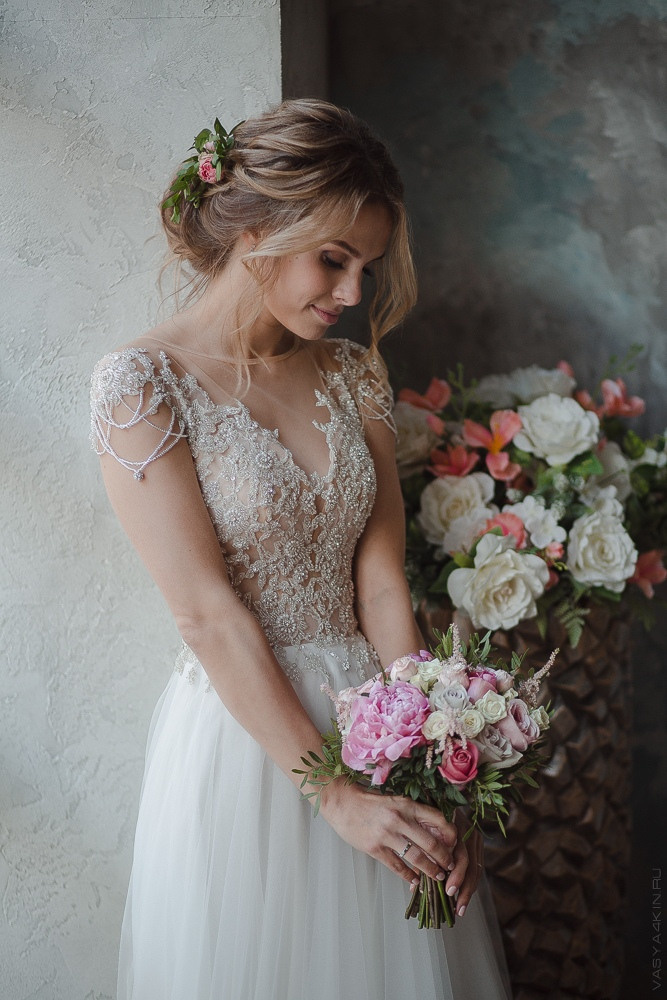 Невеста целует жениха на лугу, покрытом цветами, что позволяет им испытать чувство полного счастья и вулканической страсти