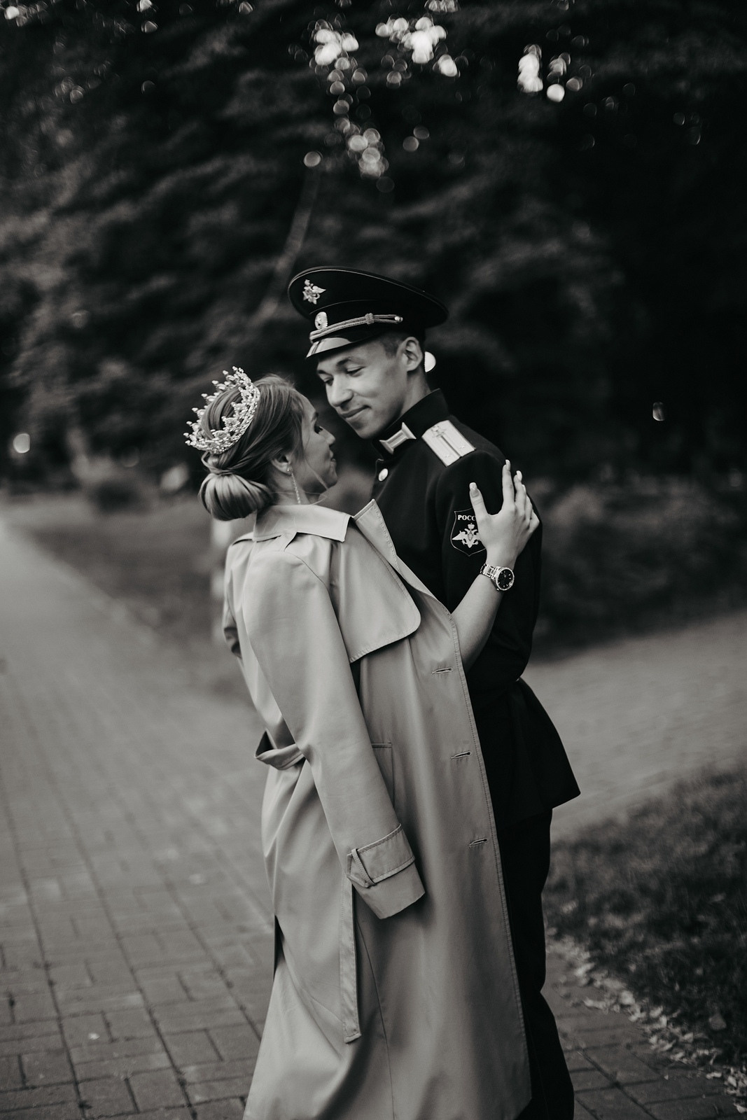  Влюбленные в свадебном платье и форме на фоне старинного Ярославля  