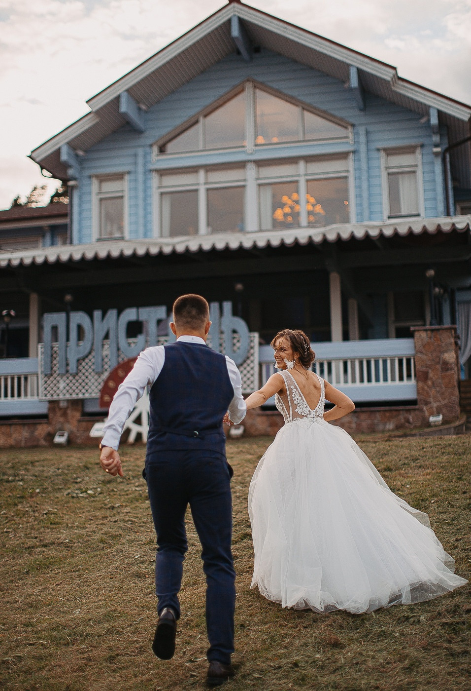 Танец молодого парня с его мамой на свадебном танце