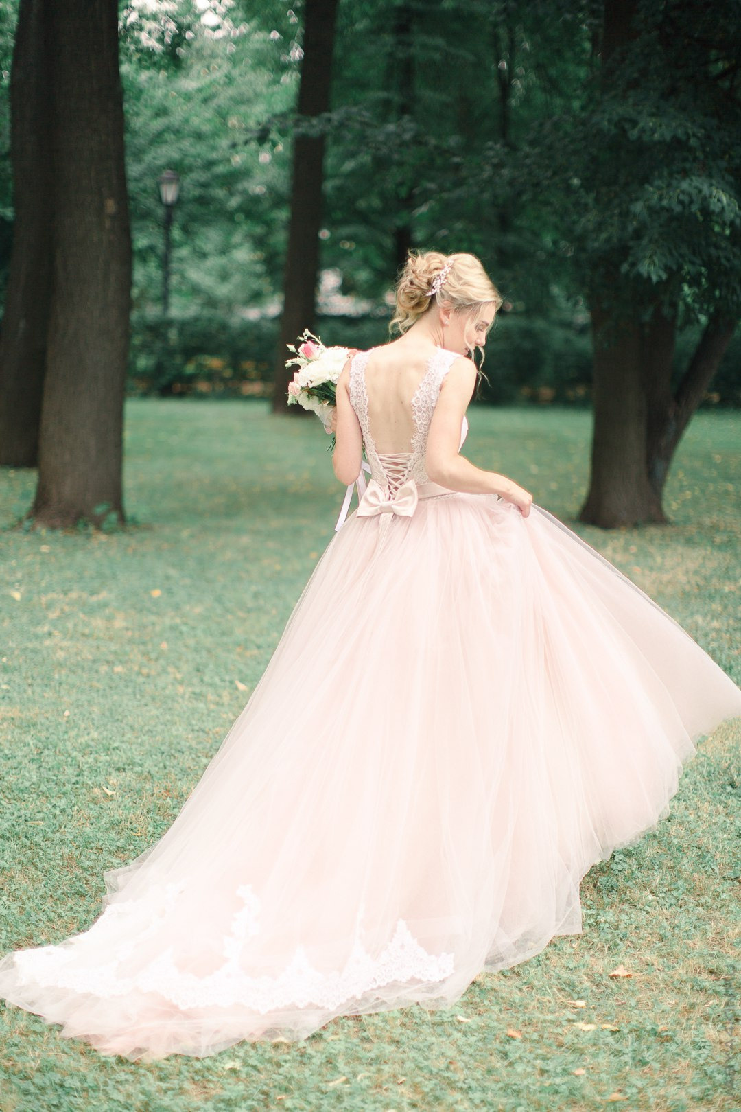 Легкий пляжный бриз поцеловал вуаль невесты, создавая атмосферу волшебства на этой свадебной фотографии