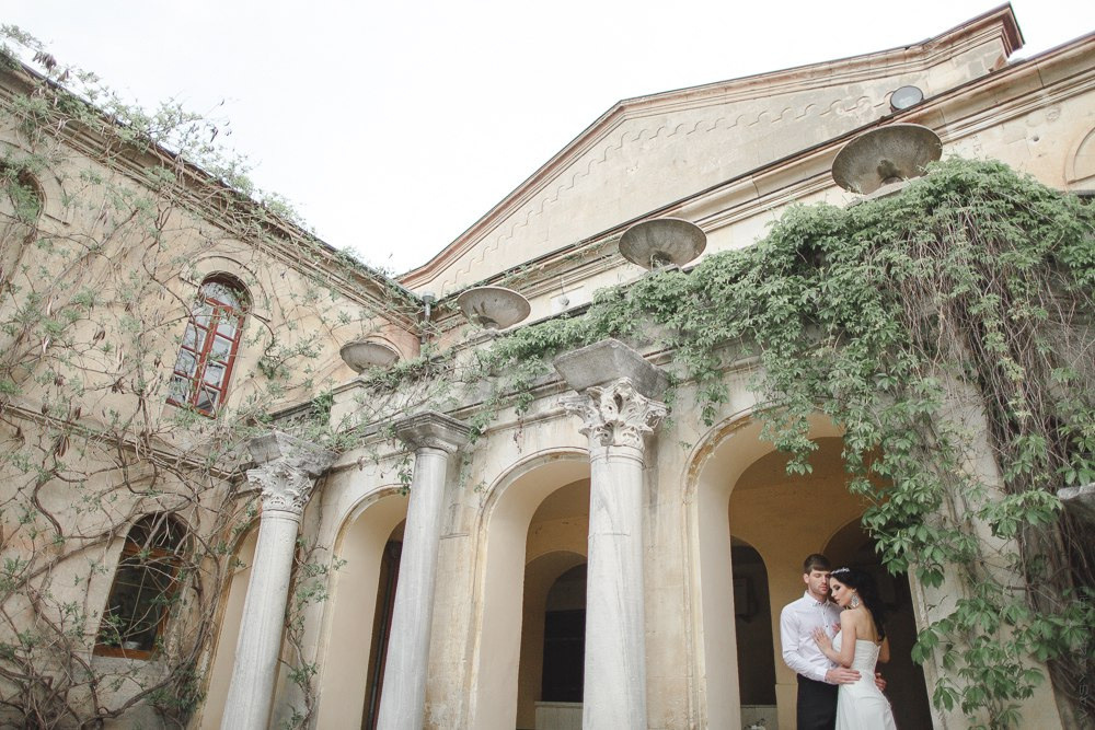 Невеста, держащая в руках подвеску с фотографией своих родителей в знак уважения к ним
