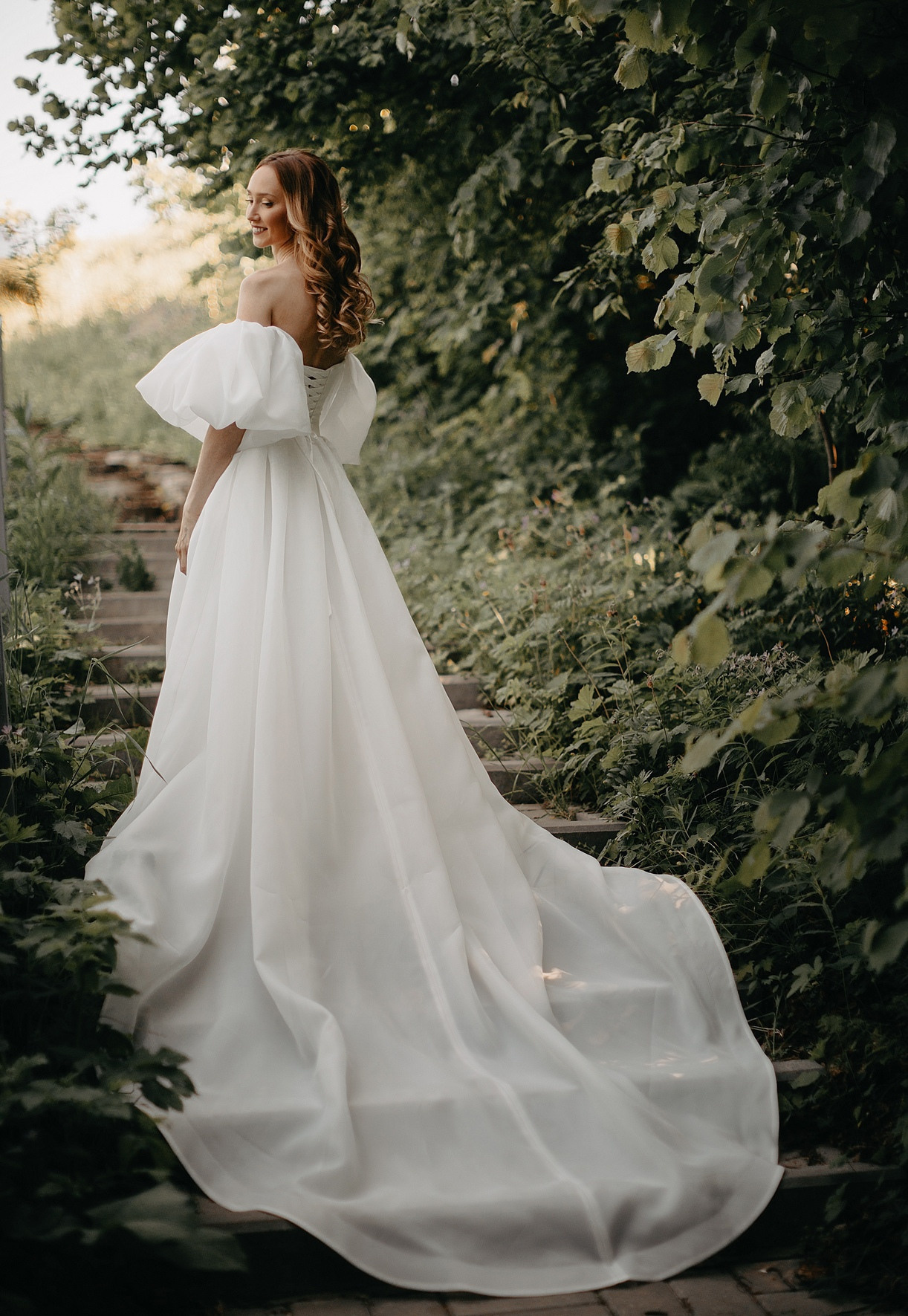 Снимок, на котором невеста и жених делают фото на фотографической пленке, что создает ретро-атмосферу и ощущение неподвижности времени