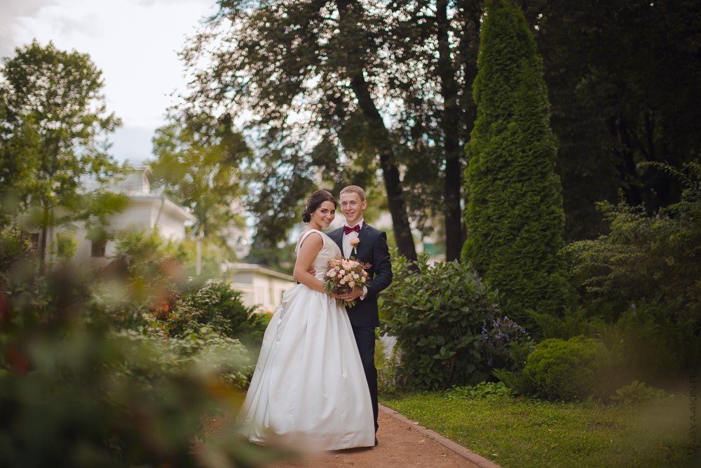 Свадебная фотография, на которой невеста и жених разводят бабочек, символизирующих красоту и легкость отношений