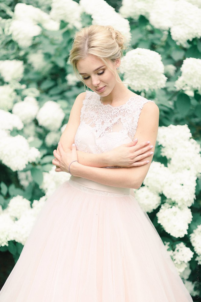 Невеста, наклоняющаяся для поцелуя, показывая свою нежность и любовь к молодому