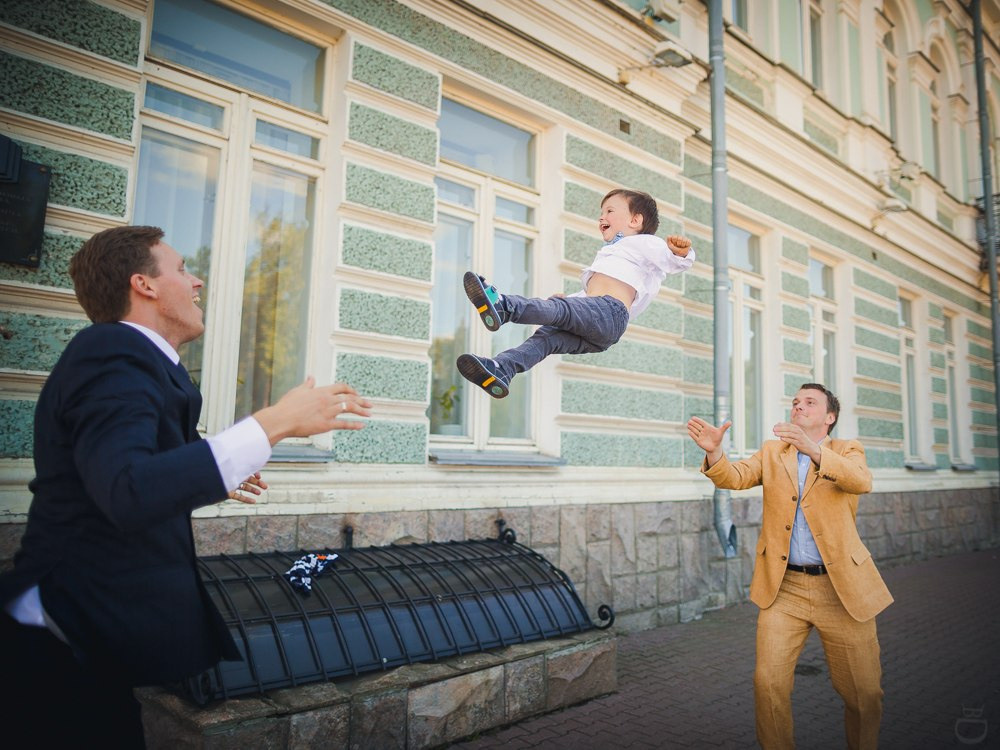 Невеста, расправляющая свою прическу перед зеркалом, показывающая свою заинтересованность в мелочах