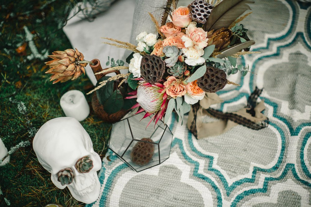 Пара идет по аллее с деревьями, освещенными летним солнцем, создавая теплую атмосферу на этой красивой свадебной фотографии