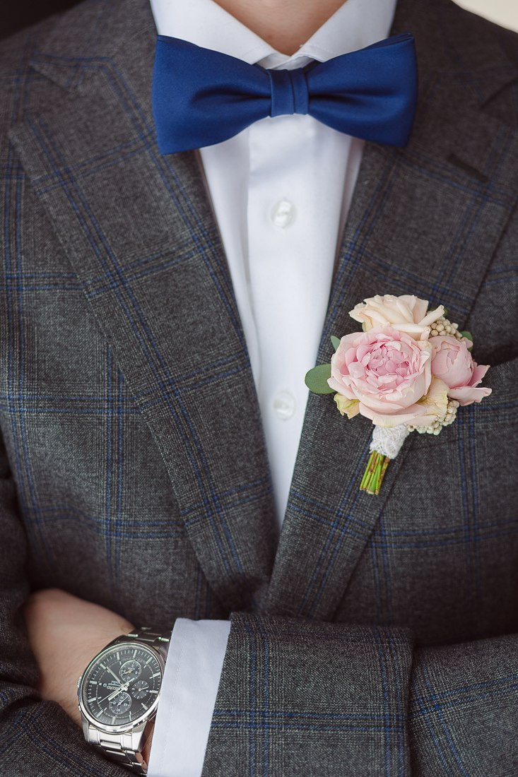 Невеста целует жениха на лбу с такой нежностью, что ее эмоции можно почувствовать на этой трогательной свадебной фотографии