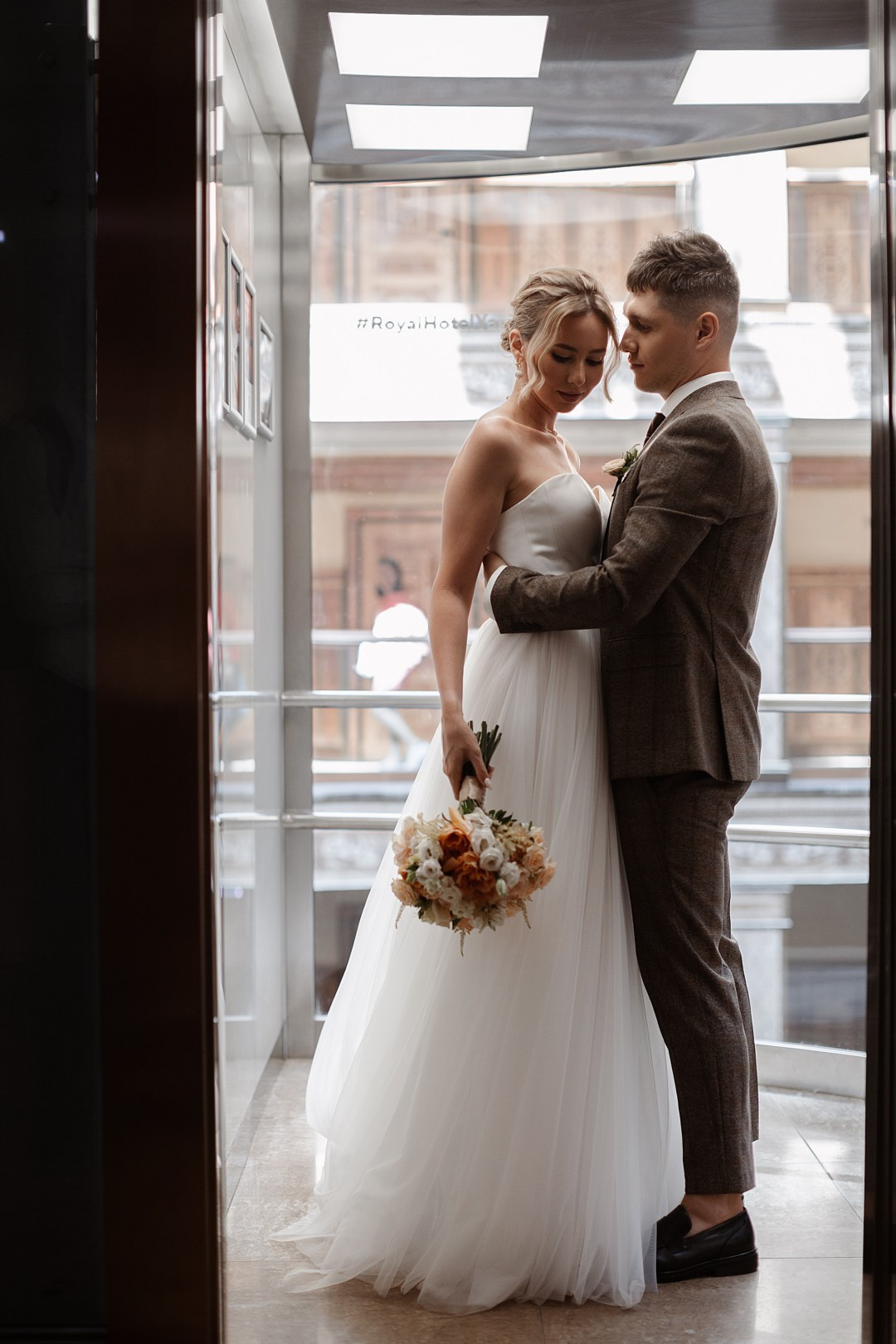  Романтическая прогулка возле здания областной филармонии