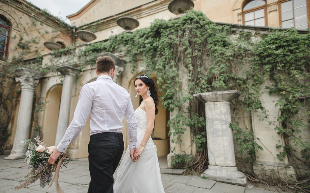 Свадебные обручальные кольца, сверкающие на подушке из шелка