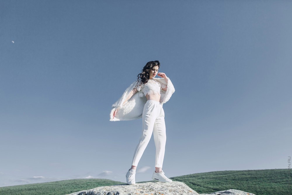 Молодые влюбленные в объятиях на фоне фонтана