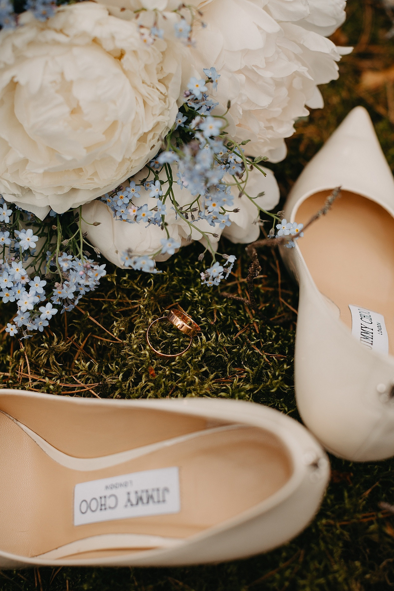 Спонтанное фото молодых, которые смеются и подбрасывают пастельные конфетти в воздух