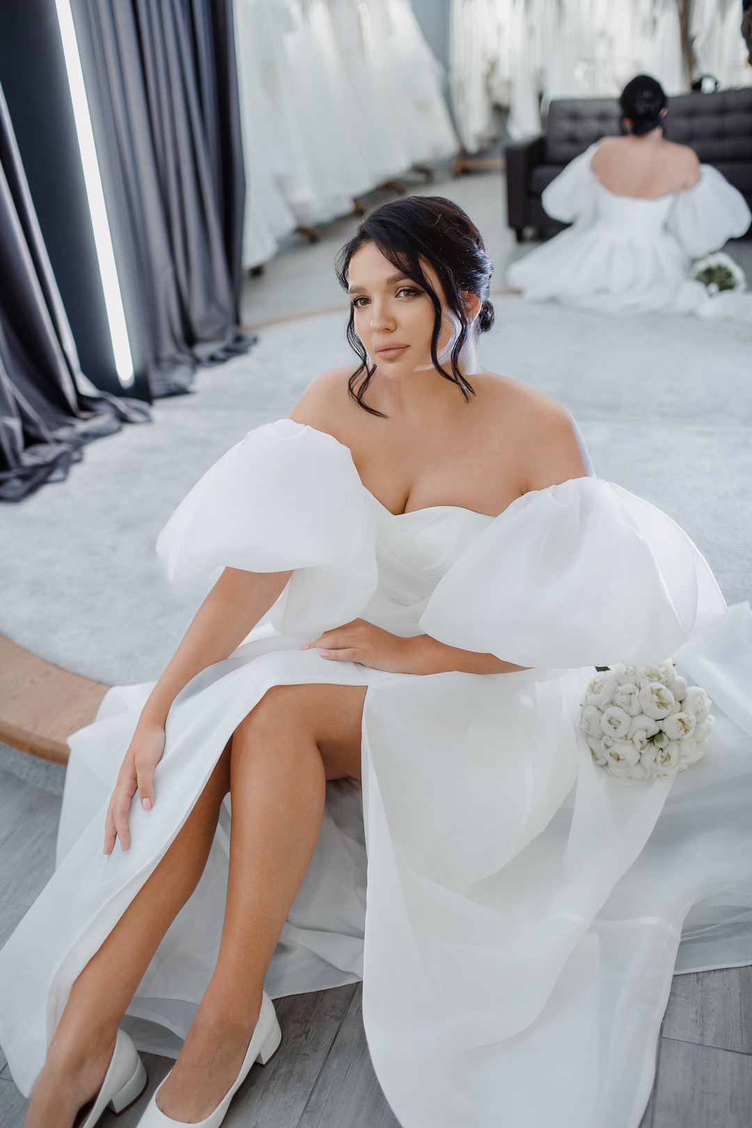  Влюбленная пара на фоне лугов и полян