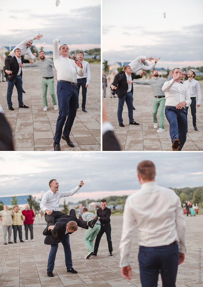 Фотография молодого и его свидетеля, выбирающих образ для свадьбы