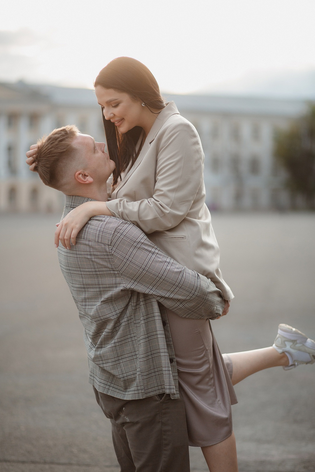 Свадебные пригласительные открытки с золотыми узорами и каллиграфией