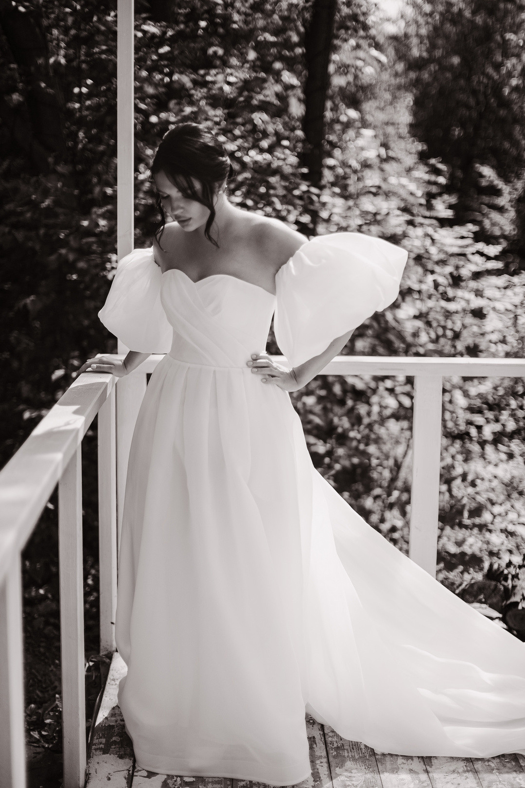  Влюбленные молодожены в окружении утренней прохлады