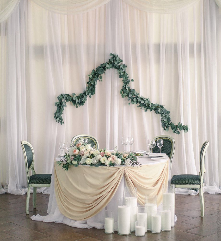 Пара, расположившаяся в винтажном кабриолете, заполненном звездами и украшенном бархатным салоном