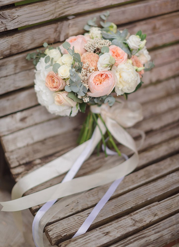 Невеста лежит на гамаке в теплый летний день, а жених своим взглядом расцветает ее улыбку