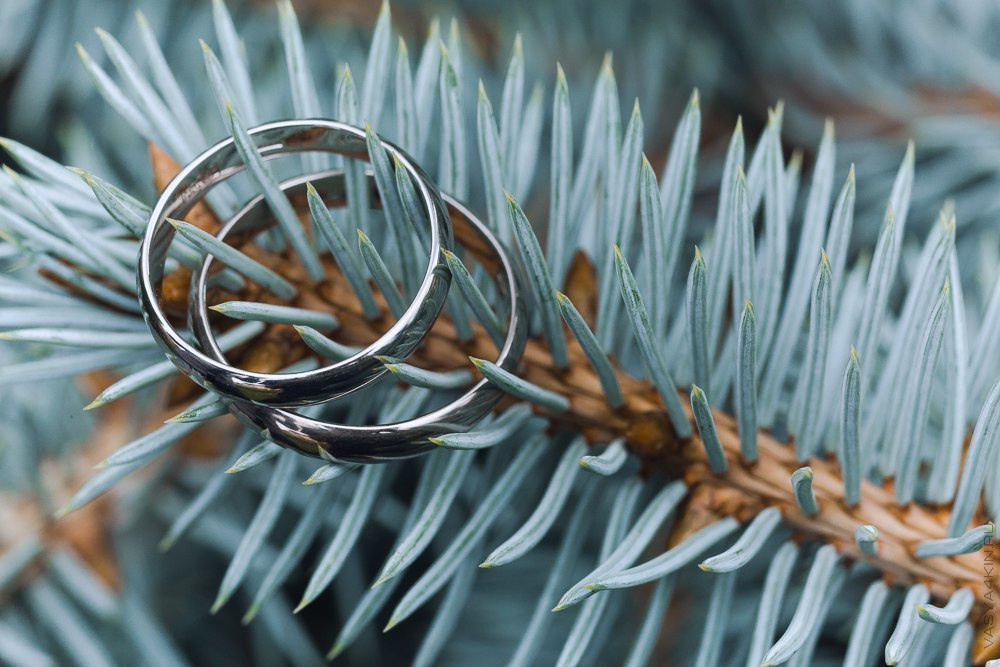 Детали свадебного платья, декорированные бусинами и искусственным шелком