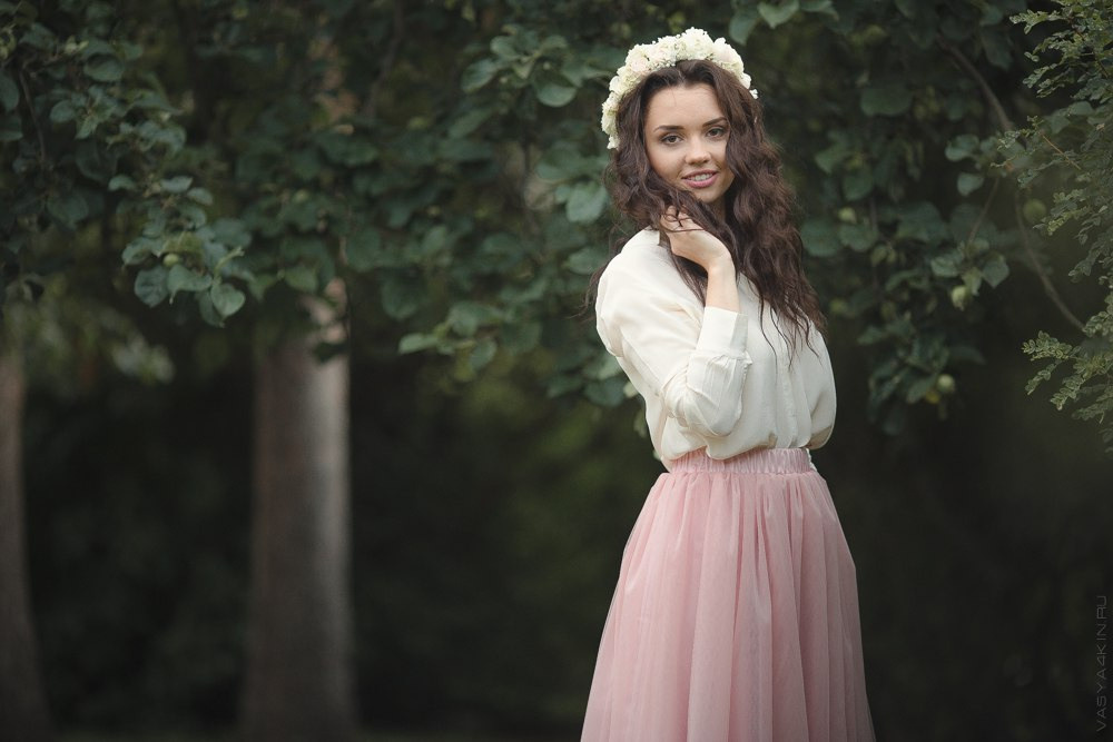 Нежная фотография молодых, играющих в сердечко из рук на песке пляжа