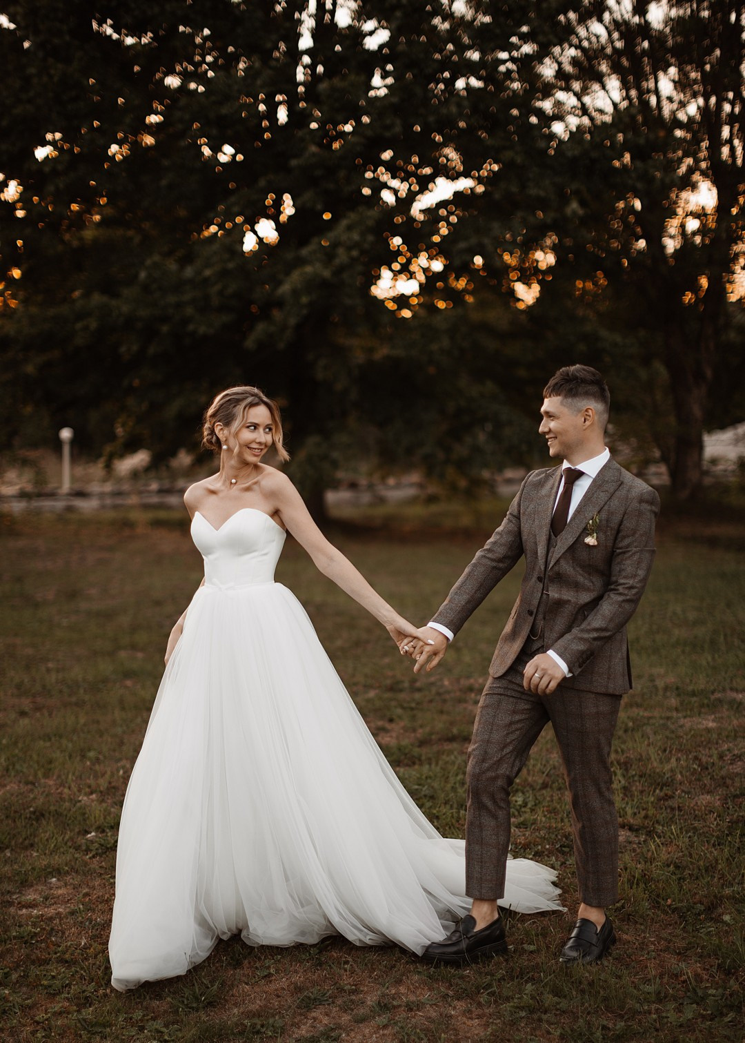  Поцелуй в обрамлении зелени и цветов