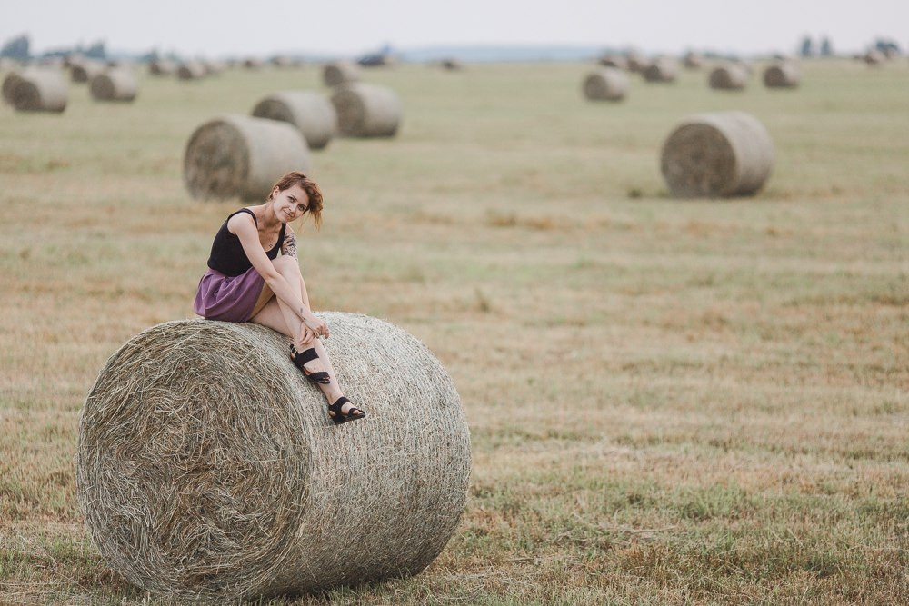 Свадебная фотография с использованием платья из пурпурных листьев