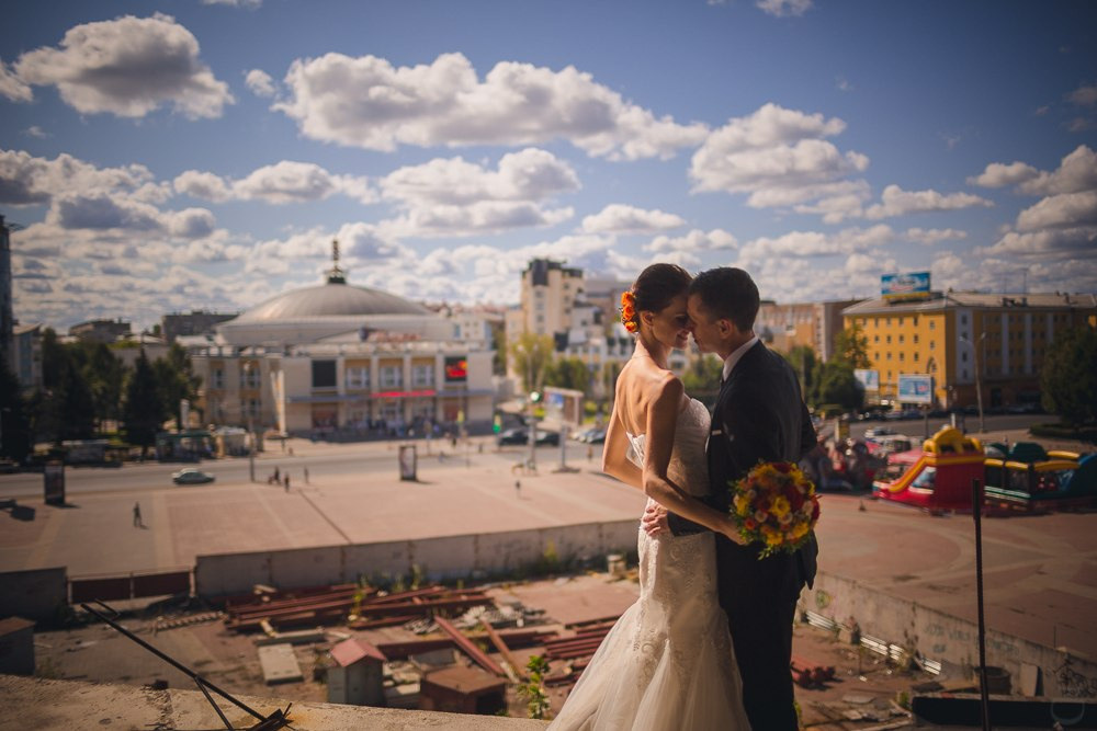 Молодожены на фоне автомобиля