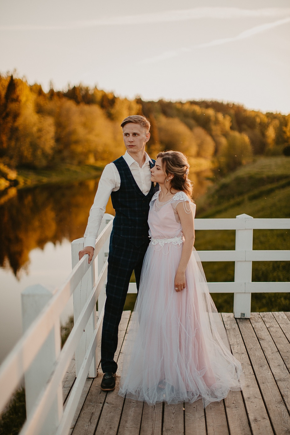 Заботливые молодожены на свадебном снимке