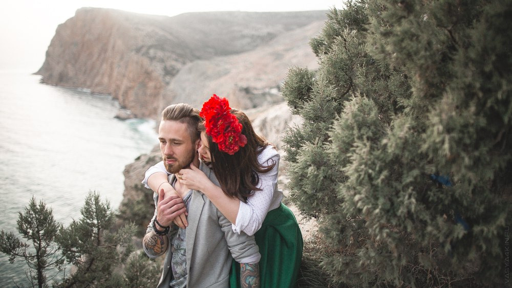 Молодожены в теплые объятия в заснеженном парке