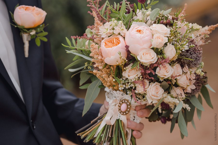 Молодежь, играющая на музыкальных инструментах на свадебной вечеринке