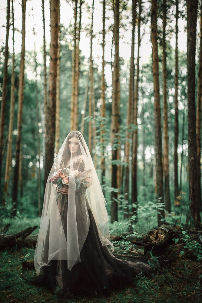 Фотография друзей молодоженов, зажигающих на свадебной вечеринке