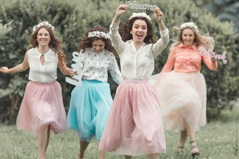 на фоне бирюзовой сосны