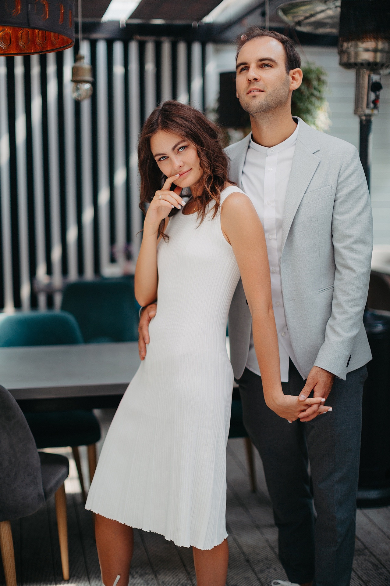 Молодые любовники, украдками целующиеся в темном амфитеатре, где каждое их движение отражается на мокром листья проветривающейся лианы