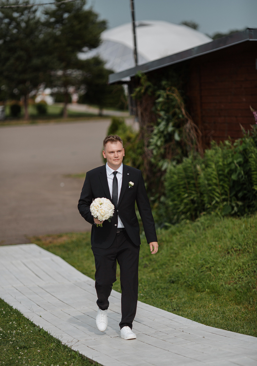  Очаровательная церемония свадебной регистрации на берегу озера