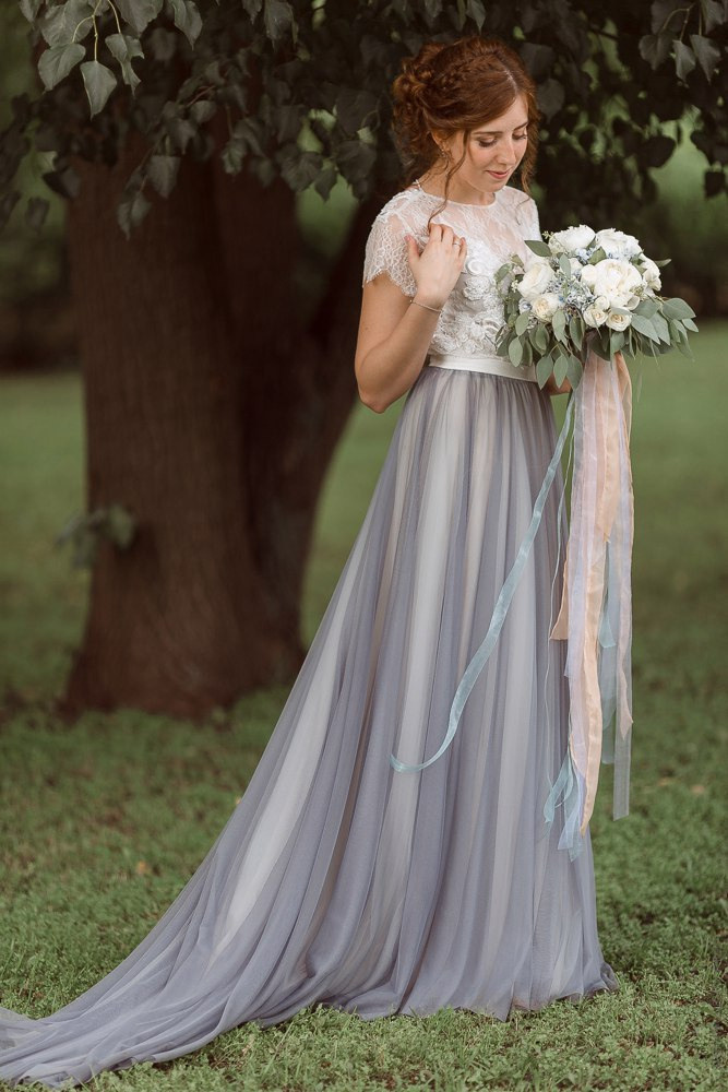 Сияющая улыбка на лице невесты говорит о радости, которую они испытывают, начиная свою совместную жизнь