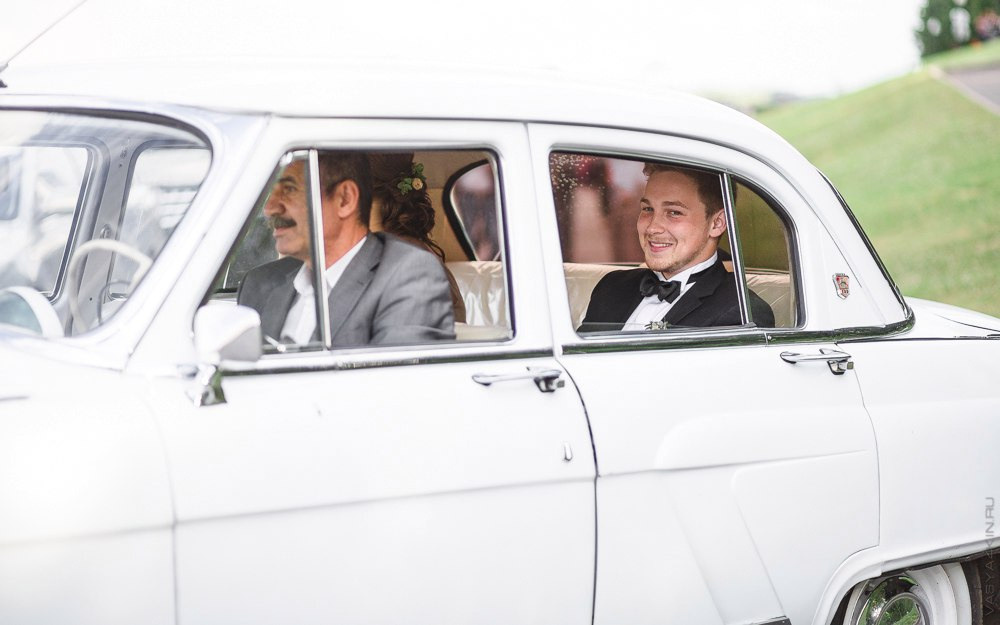 Молодая невеста в платье с расшитым лифом и шифоновой юбкой