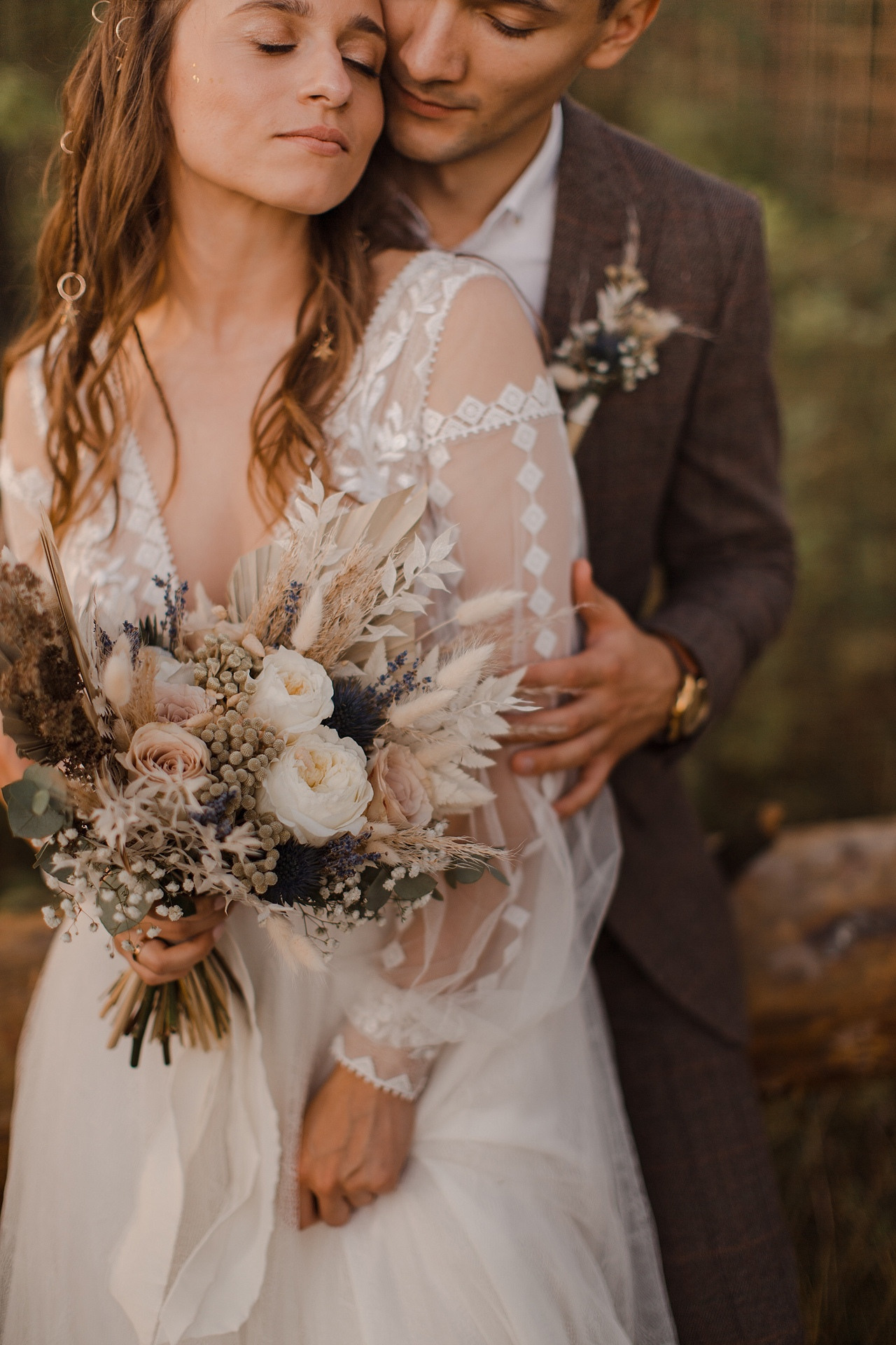 Молодожены среди конфетти на фото