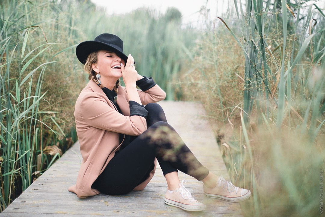 Фотография свадебной прически с украшением в виде перьев