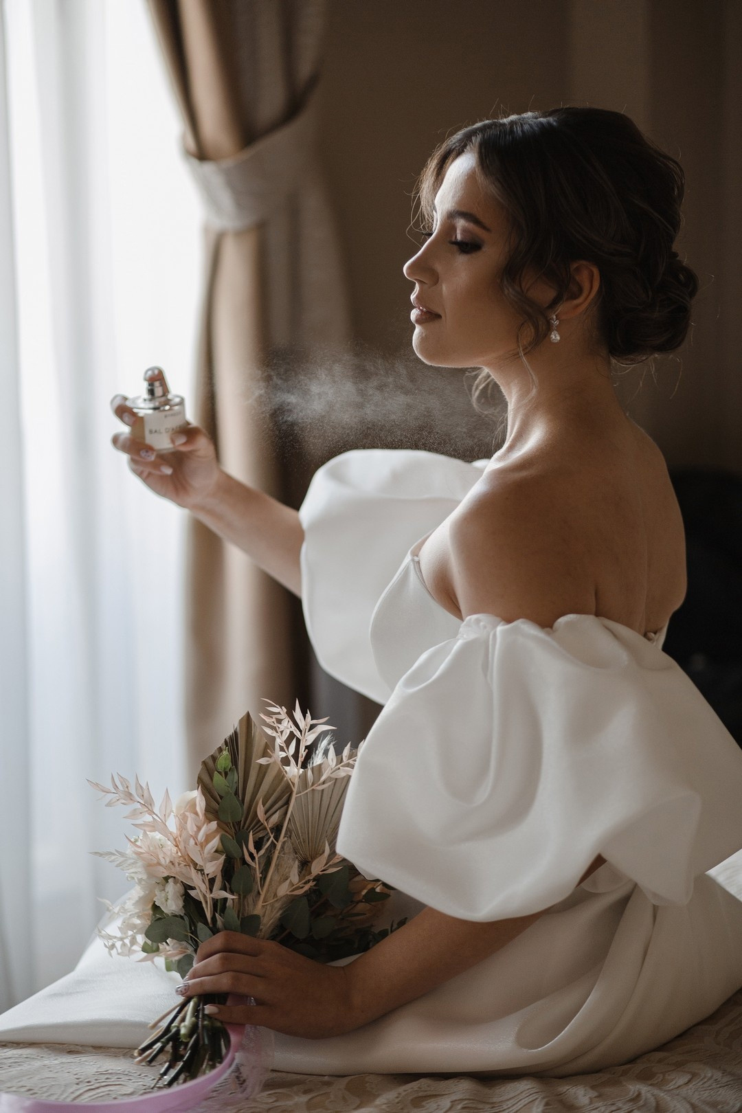  Молодежь возле здания Банков России