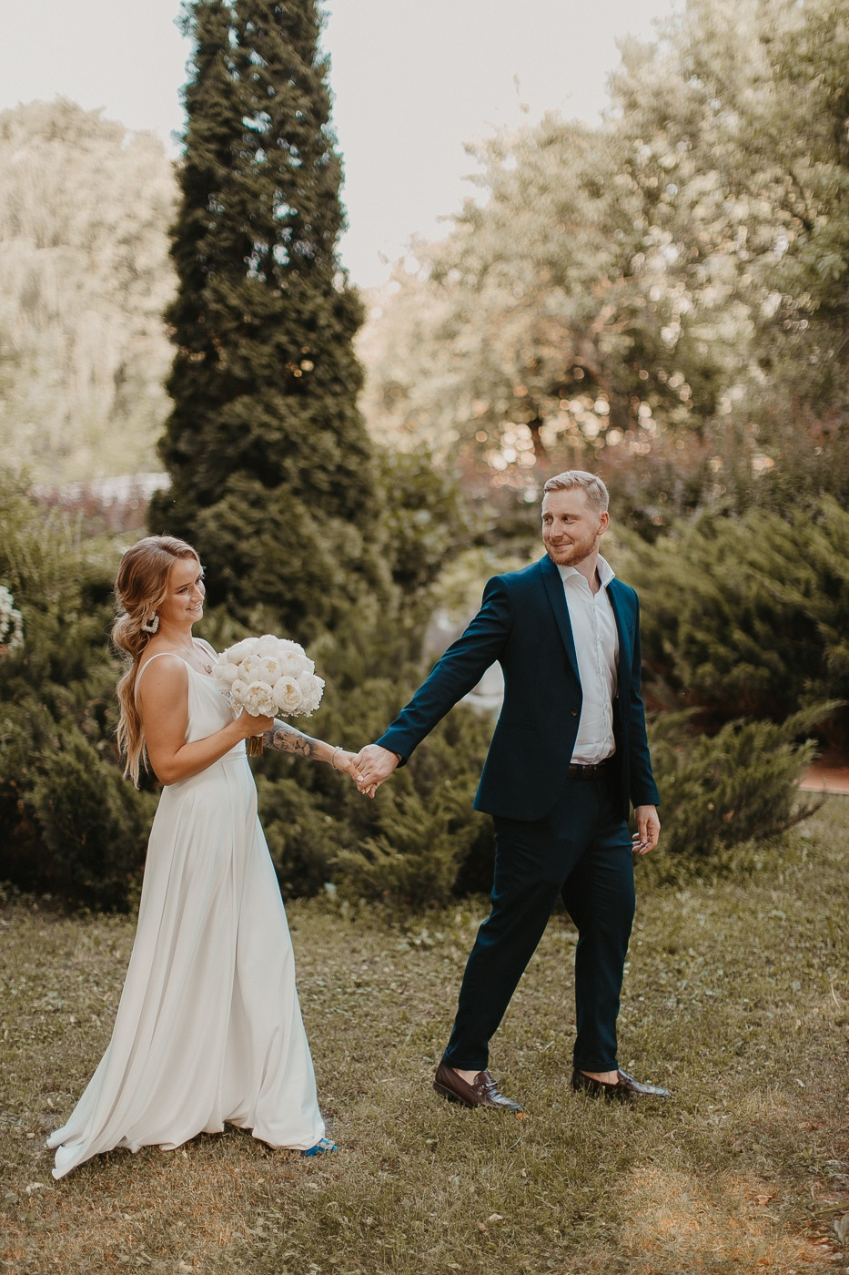 Невеста и жених смотрят друг на друга влюбленными глазами, словно проникая друг в друге на этой трогательной свадебной фотографии