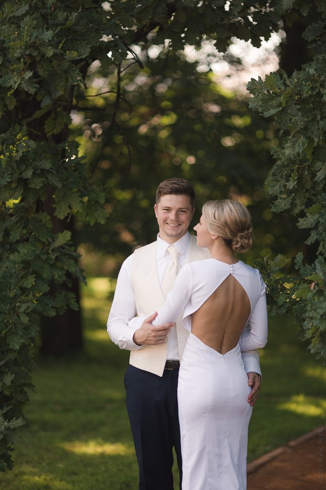 Пара, играющая на пианино и скрипке, на светлом музыкальном концерте, с окружающими их гостями в восхищении