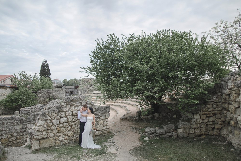 Завораживающая фотография молодых, стоящих на фоне дымной обстановки, напоминающей облоко ощущений и эмоций